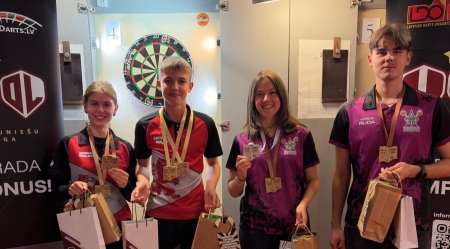 Latvijas jauniešu Darts līgas šautriņu mešanā 5. posmā ar divām uzvarām dominē Buļko